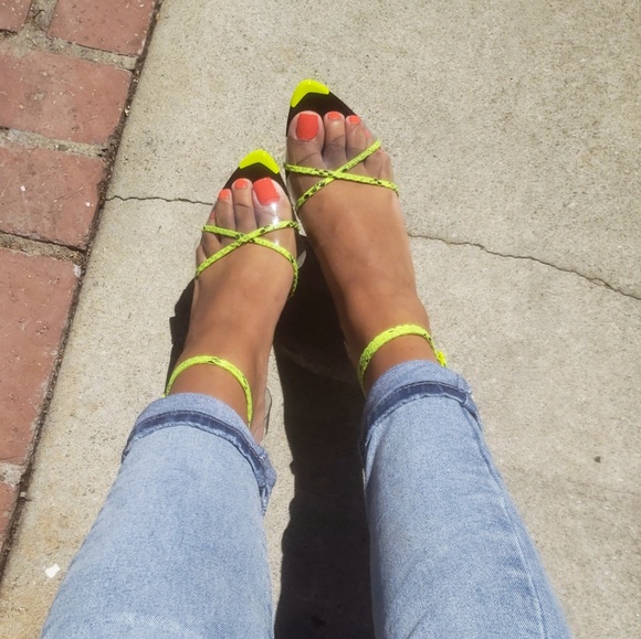 🚨//Hot Girl Summer// Neon yellow heel - Picture 3 of 8